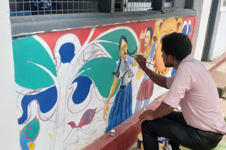 පාසල් ගොඩනැගිලි සිතුවමින් අලංකරණය කෙරේ.